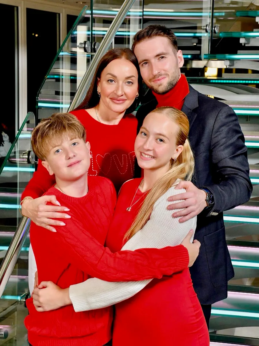 Natalya Voroj, CPA, con sus tres hijos — la familia que da nombre a ARKSEDAN